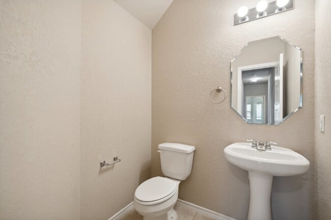 Building Photo - Price Improvement! This 4 bed, 2.5 bath ho...