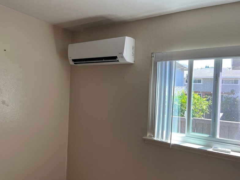 A/C in bedroom - 2129 Ascot Dr