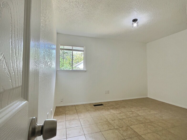 Building Photo - 1543 E 66th Plz