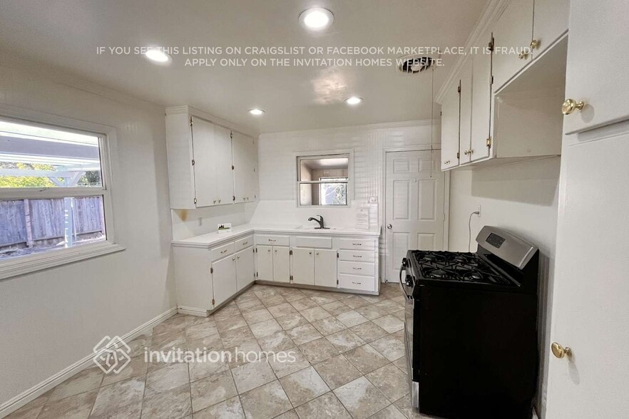 Building Photo - 909 Cottage Dr