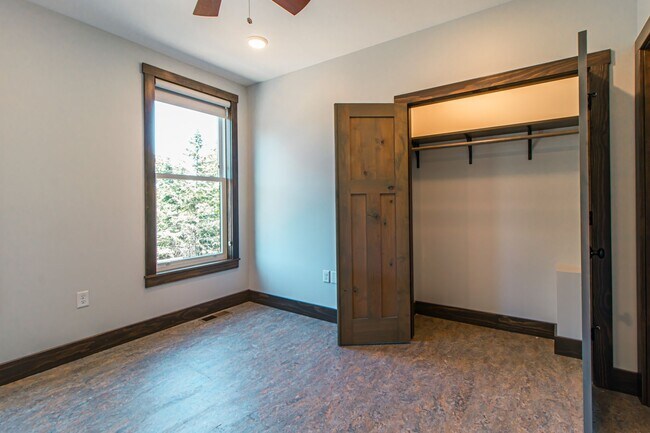Building Photo - AVAILABLE AUGUST - Beautifully Renovated 2 bed/1bath Home on PARK POINT