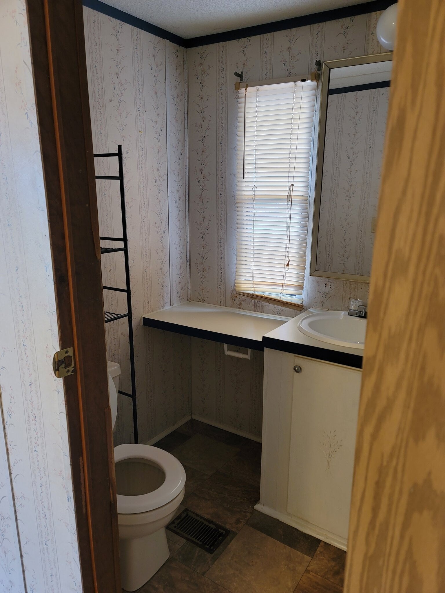 Building Photo - 413 Miller St