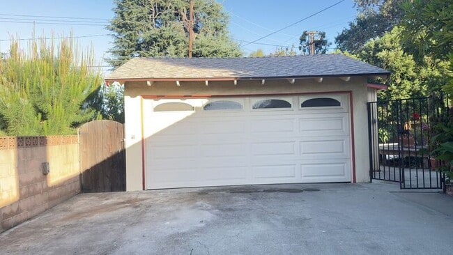 Building Photo - 403 S Lupin Ln