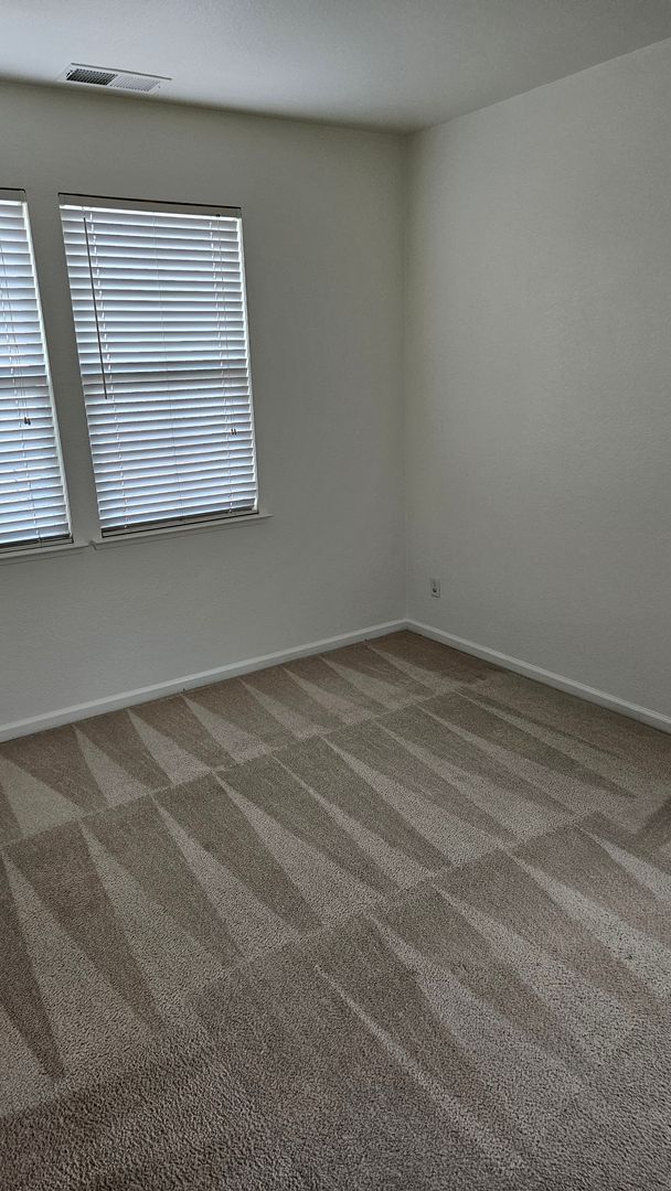 Building Photo - Large Six bedroom home for rent.