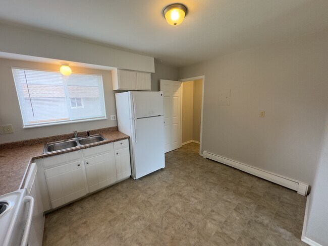 Building Photo - 2116 Friendship Pl