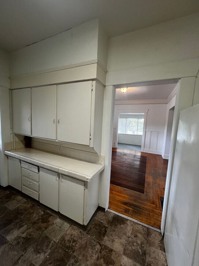 Building Photo - Spacious 4-Bedroom Home in an Excellent Location Near Parks, Shopping & the Fairgrounds