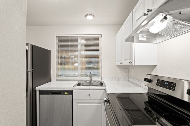 Building Photo - RECENTLY UPDATED 2 BEDROOM 1.5 BATH TOWNHOME IN TIGARD!