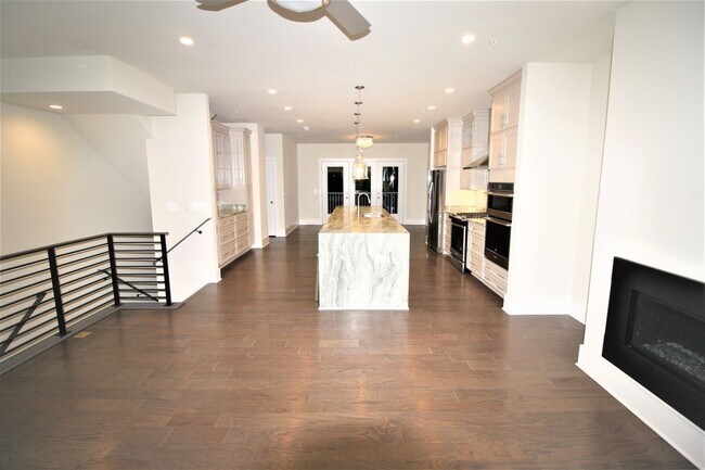 Building Photo - Elegant 3 Bedroom 2 Full 2 Half Bath Townhome in Ashburn