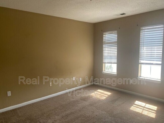 Building Photo - 1336 Royalty Dr