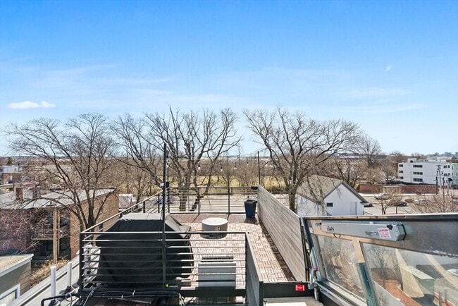 Building Photo - 631 Saratoga St