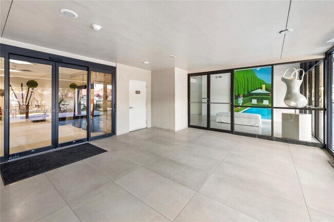 Building Photo - 2555 Collins Ave