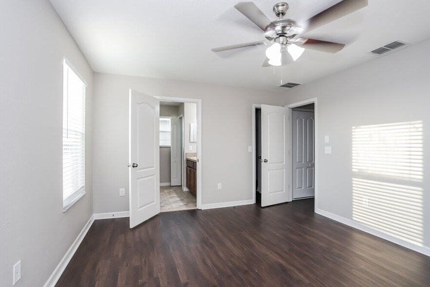 Building Photo - 1049 Seminole Sky Dr