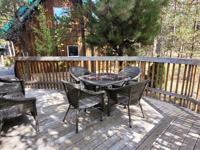 Building Photo - Hank's Hideaway in Sunriver, Furnished, all Utilities Included. Gym access, Hot Tub. 30-day Minim...