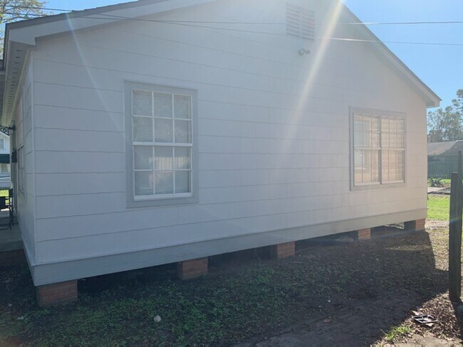 Building Photo - 618 Chopin St