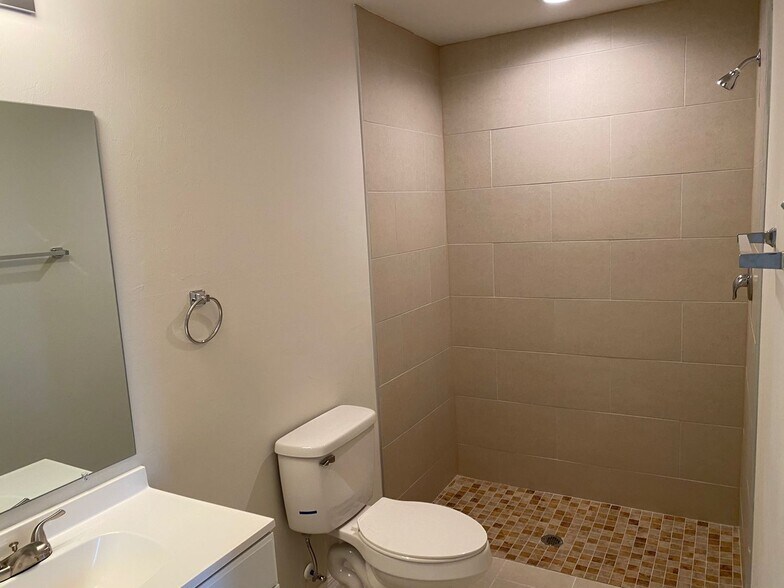 Building Photo - $250 move in special - 3 bedroom, 2 bath Duplex