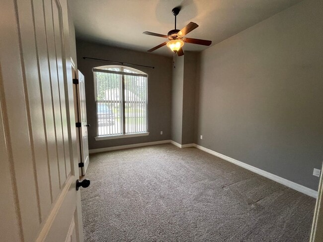 Building Photo - Stunning 4-Bedroom 3-Bath Home for Lease i...