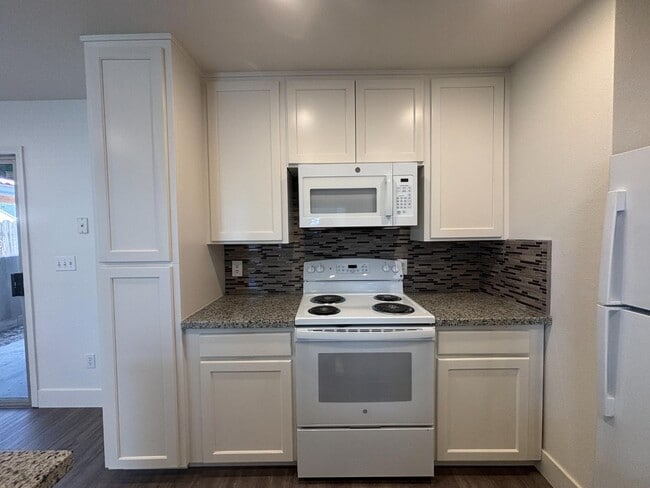 Building Photo - 5754 W Tenaya Ave