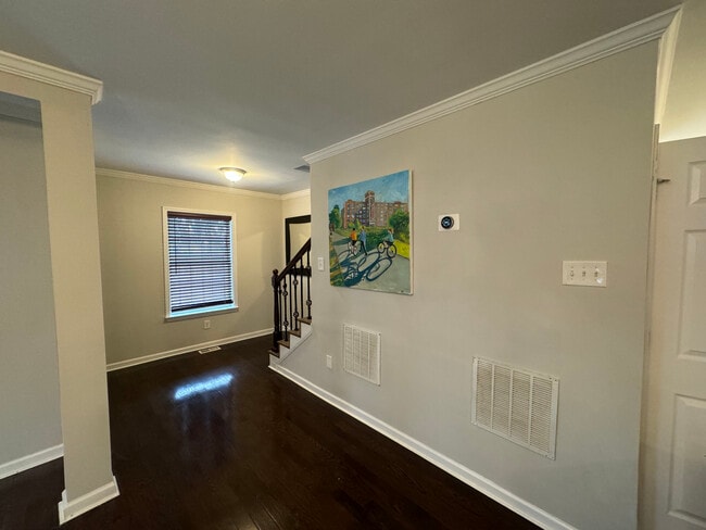Building Photo - 2483 Memorial Dr SE