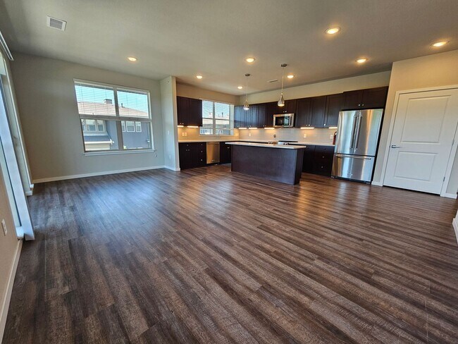 Building Photo - Gorgeous and Bright 2 Bed 2 Bath Large 3rd...