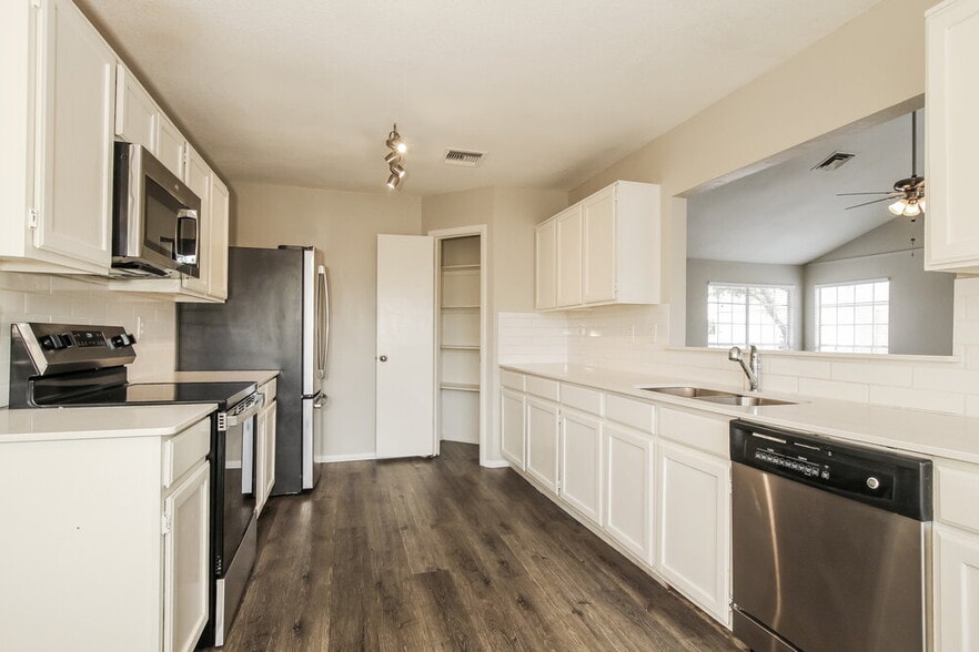 Building Photo - 6529 N 74th Dr