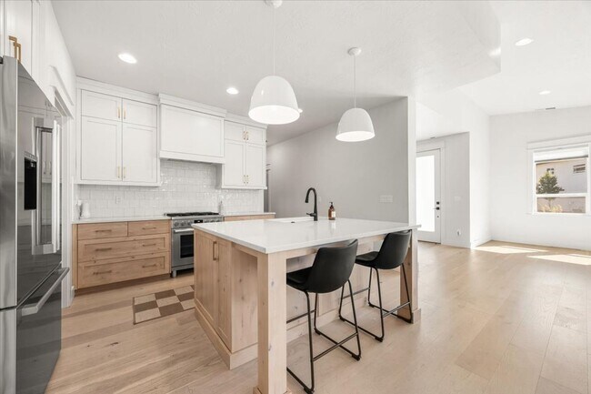 Building Photo - Amazing Neighborhood 2 Bed 2 Bath Plus Office
