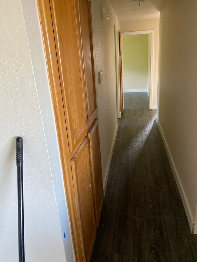 Building Photo - 4 Bedroom, 2 Bathroom House with Large Fen...