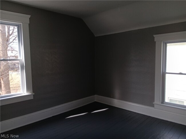 Building Photo - 1124 E 114th St