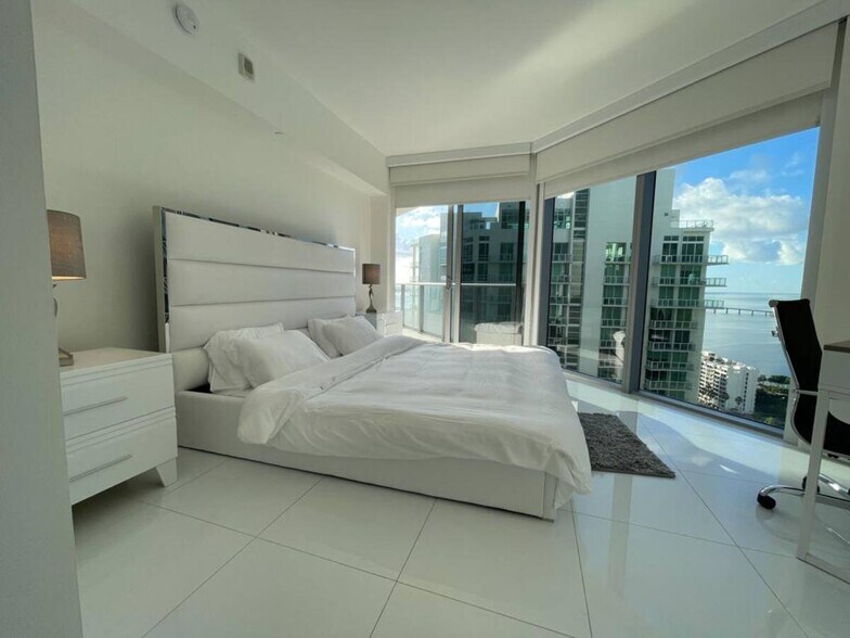 Building Photo - 1300 Brickell Bay Dr