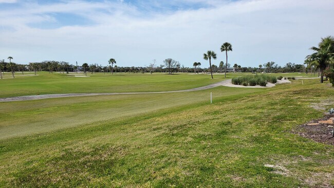 Building Photo - Seasonal/short term renovated 3/3 villa with golf course views on Longboat Key!