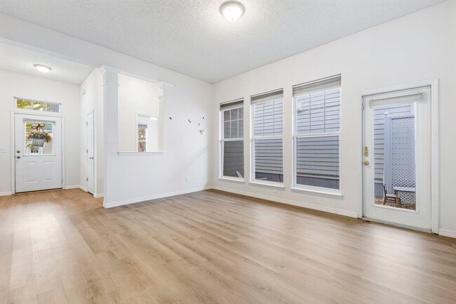 Building Photo - 834 Lake Evalyn Dr