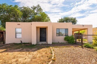 Building Photo - Cute Centrally Located Single Family Home ...