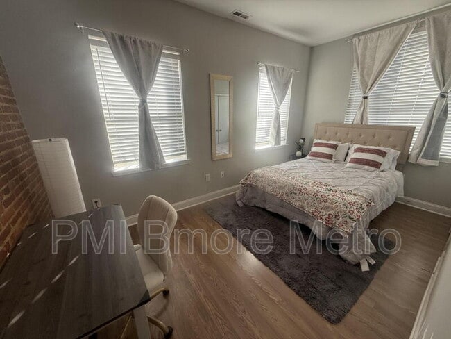 Building Photo - 17 E 21st St