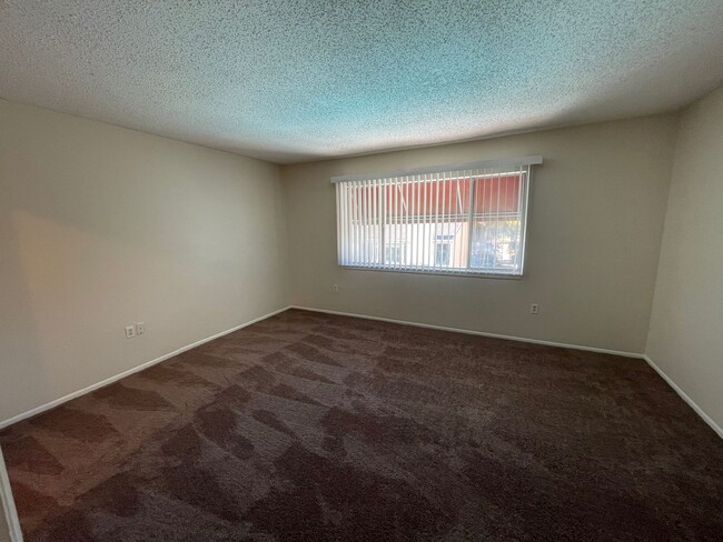 Building Photo - Large 2 Bedroom, 1 1/2 Bathroom Condo Available Immediately!