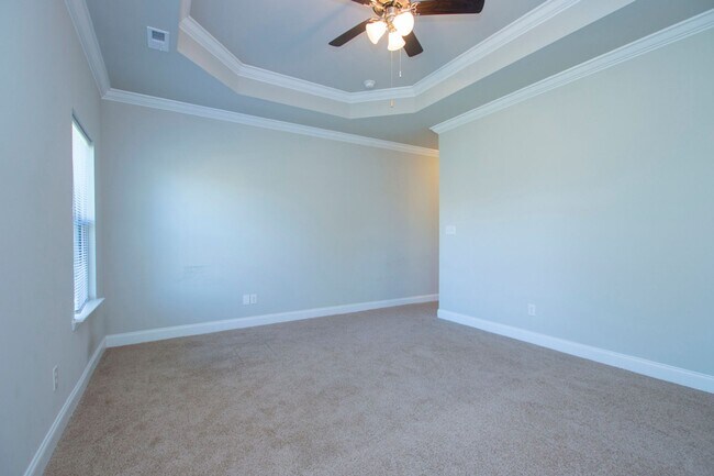 Building Photo - Move in special