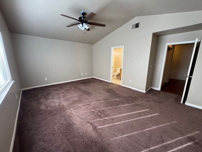 Building Photo - 3 Bedroom Townhouse Available Soon!