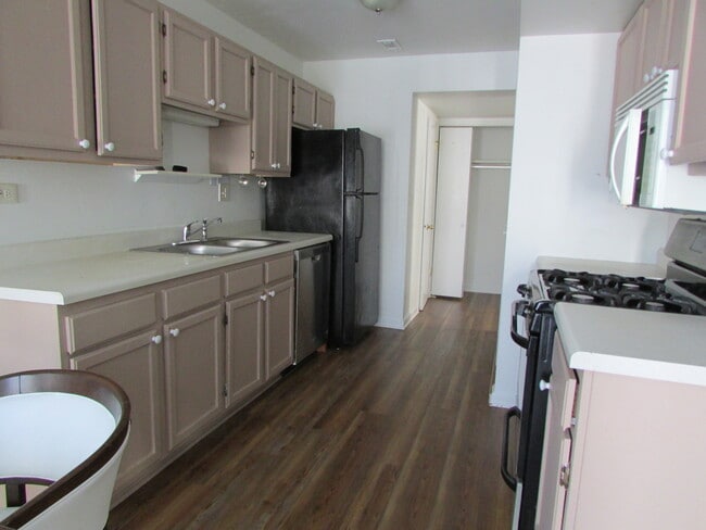 Building Photo - 848 Oxford Pl