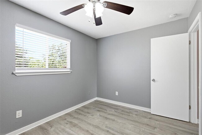 Building Photo - 2302 East Side Dr