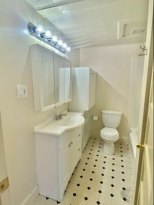 Building Photo - Nestled In A Great Neighborhood! Don't Miss this One Bedroom!