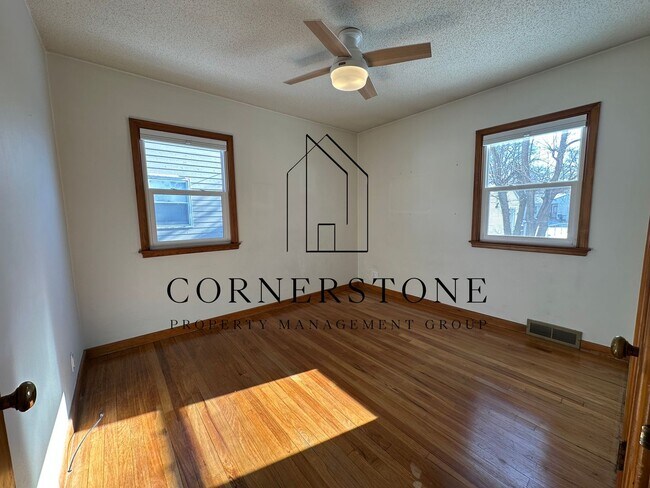 Building Photo - Well taken care of 2 bedroom $1095
