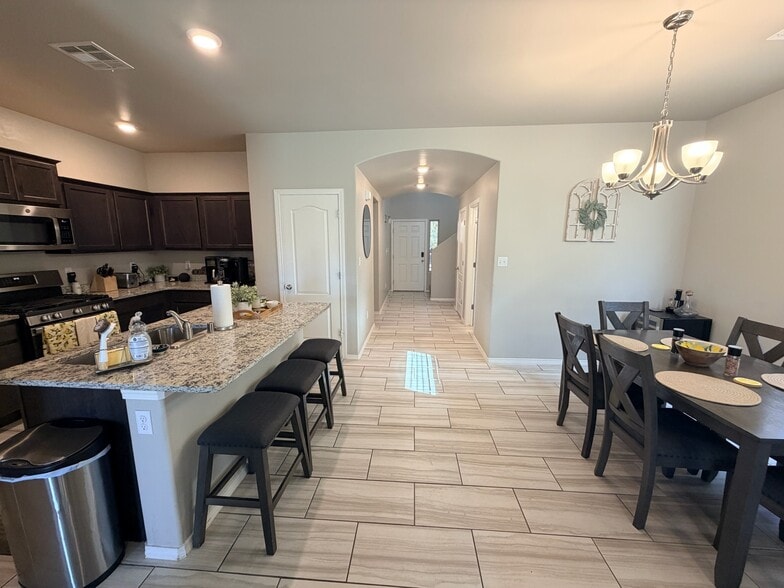 Building Photo - 1418 Santa Thomas St