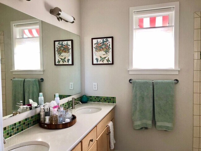 Building Photo - Stunning 3 bed, 3 bath in Holiday Neighborhood! Available July 5th!
