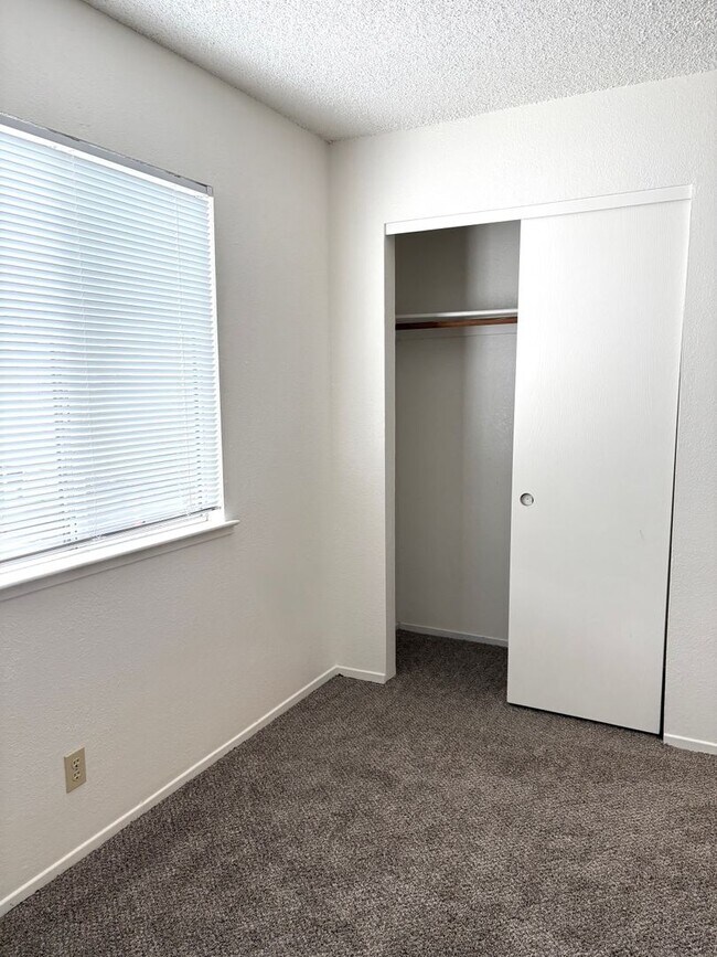 Building Photo - ? 2 Bed / 1 Bath Upstairs Apartment – Avai...