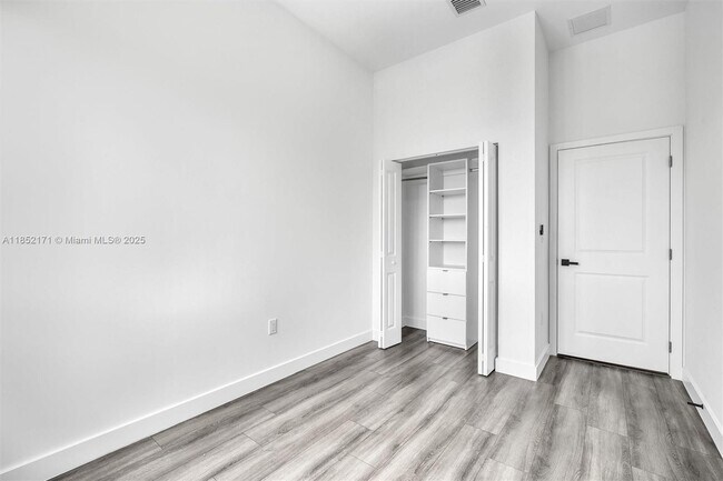 Building Photo - 309 NW 7th Ct