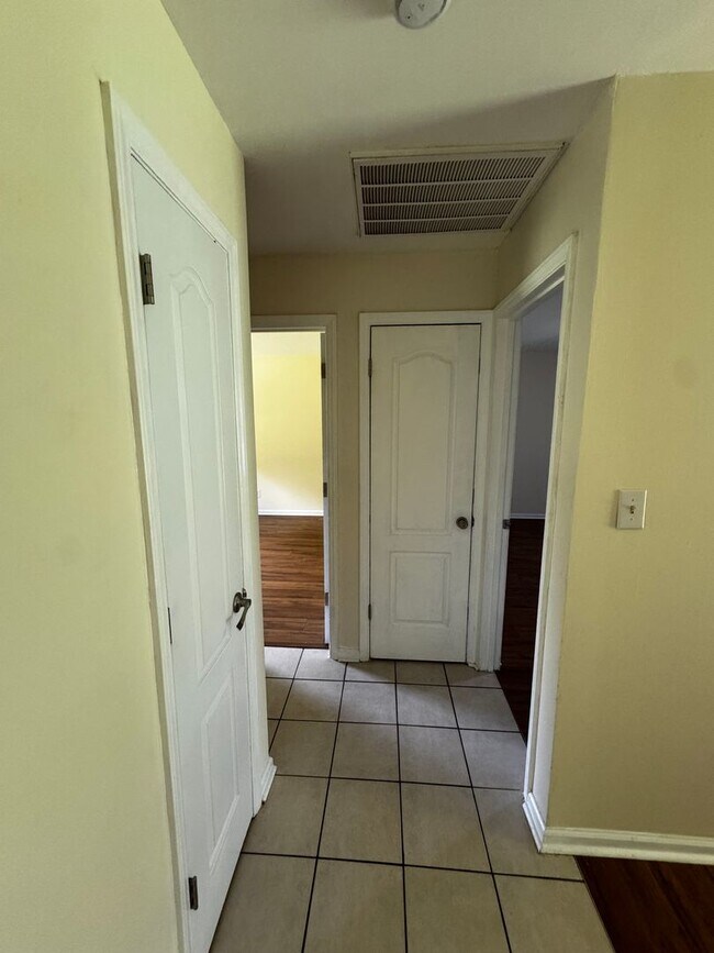 Building Photo - 2115 Cameo Dr
