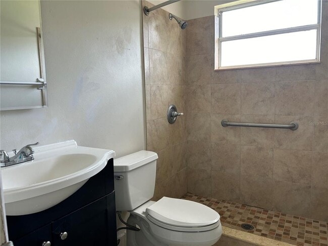 Building Photo - 2030 Hess Dr