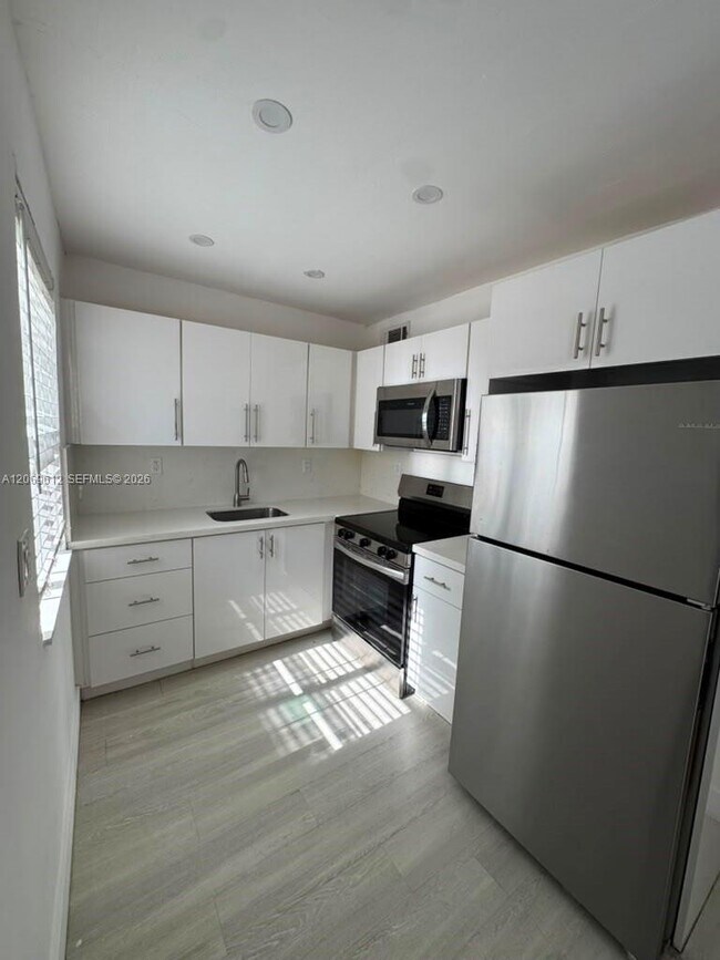 Building Photo - 15 Sidonia Ave