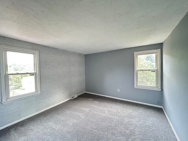 Building Photo - 42 Edgewood Rd