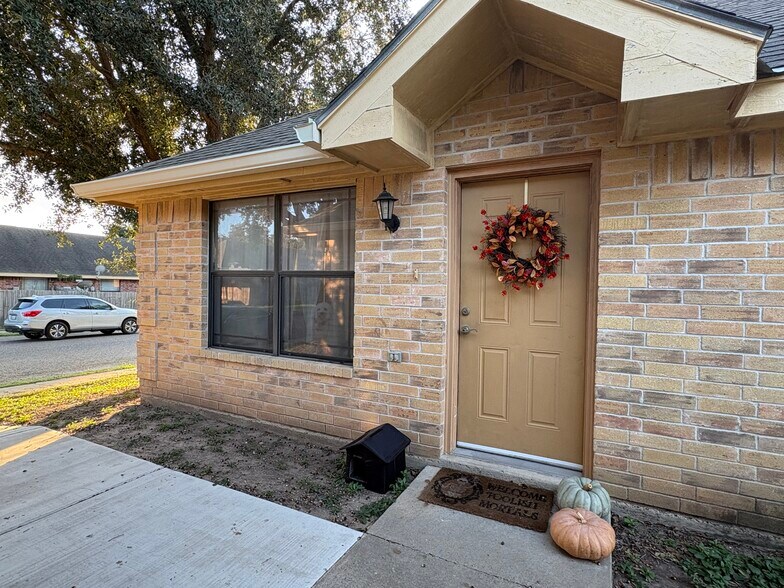 Building Photo - 1303 E Coyote St