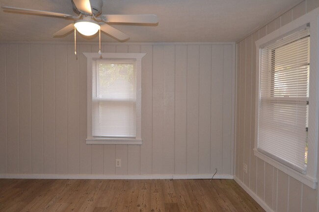 Building Photo - Charming 1 Bedroom Home Available!