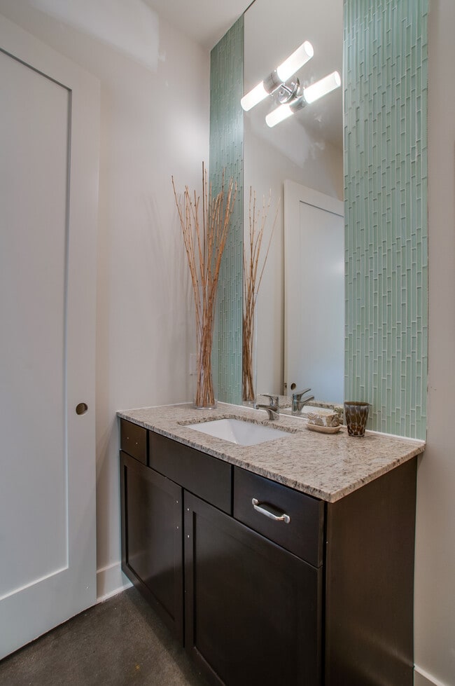 Building Photo - 210 30th Ave N